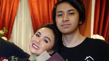 img-title Anaknya Wisuda Virtual, Yuni Shara: Selamat Meneruskan Hidup Nak