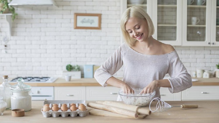 Beautiful woman baking