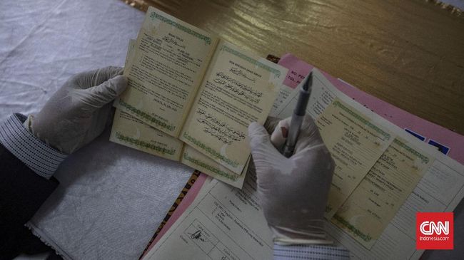Agar prosesnya lancar, calon pengantin (catin) perlu mempersiapkan sejumlah syarat nikah di KUA yang telah ditetapkan.