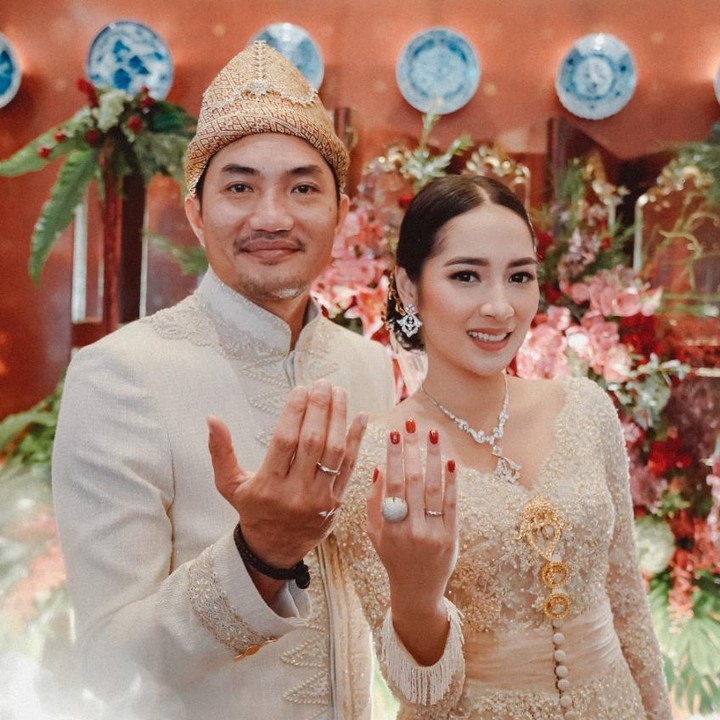 <p>Pesinetron Niken Anjani resmi dipersunting Adimaz Pramono hari ini, Sabtu (6/6/2020). Pernikahan ini menjadi yang kedua bagi Niken, usai bercerai 2017 lalu. (Foto: Armand/ Artea Event Organizer)</p>
