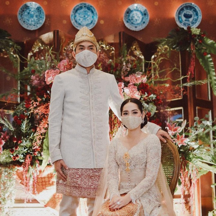 <p>Pernikahan keduanya digelar sesuai dengan protokol kesehatan di masa pandemi Corona dan Pembatasan Sosial Berskala Besar (PSBB), Bunda. (Foto: Instagram @nikenanjanii)</p>