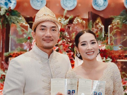 7 Momen Pernikahan Kedua Niken Anjani, Baju Adat Palembang & Pakai Masker