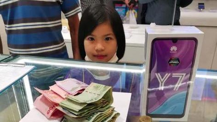 Anak beli hp dari uang celengan