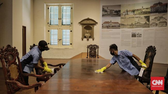 Petugas melakukan pembersihan rutin koleksi dan ruangan museum Fatahilah, sebelum dibuka kembali saat masa PSBB transisi. Jakarta, Sabtu, 6 Juni 2020. CNN Indonesia/Adhi Wicaksono