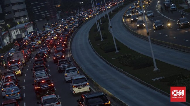 Suasana kemacetan di jalan Jenderal Sudirman, Jakarta, Jumat, 5 Juni 2020. Pada hari pertama penerapan Pembatasan Sosial Berskala Besar (PSBB) transisi, lalu lintas di sejumlah jalan di DKI Jakarta terpantau padat hingga terjadi kemacetan. CNN Indonesia/Bisma Septalisma