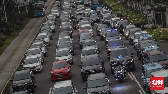 Pemprov DKI Jakarta menyatakan kendaraan berusia lebih dari tiga tahun akan diberhentikan jika melewati titik razia uji emisi untuk diperiksa.