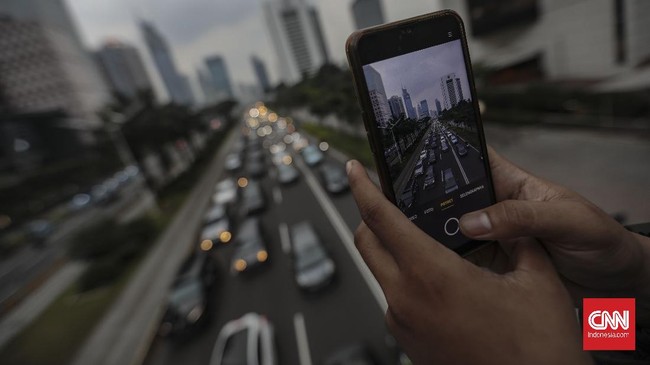 Suasana kemacetan di jalan Jenderal Sudirman, Jakarta, Jumat, 5 Juni 2020. Pada hari pertama penerapan Pembatasan Sosial Berskala Besar (PSBB) transisi, lalu lintas di sejumlah jalan di DKI Jakarta terpantau padat hingga terjadi kemacetan. CNN Indonesia/Bisma Septalisma