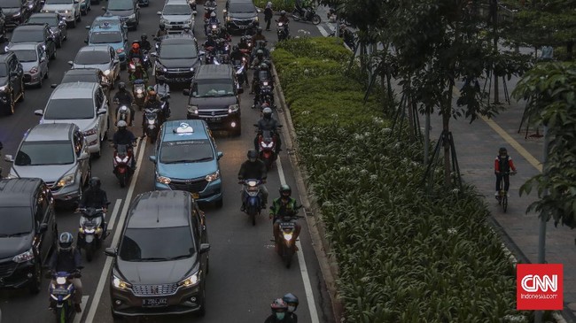 Suasana kemacetan di jalan Jenderal Sudirman, Jakarta, Jumat, 5 Juni 2020. Pada hari pertama penerapan Pembatasan Sosial Berskala Besar (PSBB) transisi, lalu lintas di sejumlah jalan di DKI Jakarta terpantau padat hingga terjadi kemacetan. CNN Indonesia/Bisma Septalisma