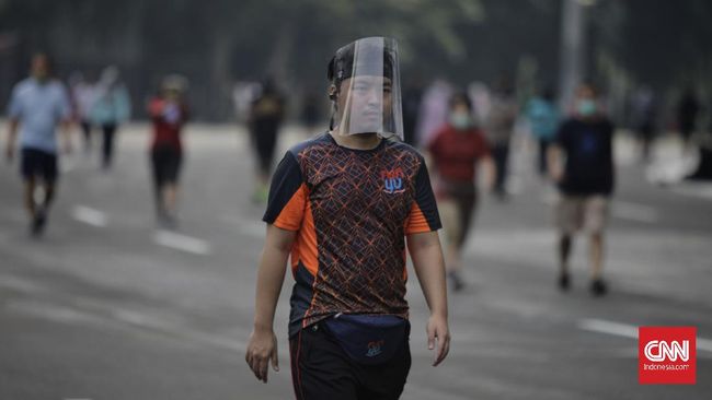 Warga berolahraga di Kompleks Stadion Utama Gelora Bung Karno (SUGBK), Jakarta, Sabtu, 6 Juni 2020. SUGBK dibuka kembali mulai 5 Juni 2020 untuk kegiatan olahraga pasca keputusan pemerintah DKI Jakarta menerapkan PSBB transisi. CNN Indonesia/Adhi Wicaksono