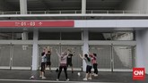 Olahraga di Stadion GBK saat PSBB Transisi Warga berolahraga di Kompleks Stadion Utama Gelora Bung Karno (SUGBK), Jakarta, Sabtu, 6 Juni 2020. SUGBK dibuka kembali mulai 5 Juni 2020 untuk kegiatan olahraga pasca keputusan pemerintah DKI Jakarta menerapkan PSBB transisi. CNN Indonesia/Adhi Wicaksono