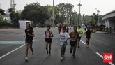 Olahraga di Stadion GBK saat PSBB Transisi Warga berolahraga di Kompleks Stadion Utama Gelora Bung Karno (SUGBK), Jakarta, Sabtu, 6 Juni 2020. SUGBK dibuka kembali mulai 5 Juni 2020 untuk kegiatan olahraga pasca keputusan pemerintah DKI Jakarta menerapkan PSBB transisi. CNN Indonesia/Adhi Wicaksono
