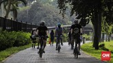 Olahraga di Stadion GBK saat PSBB Transisi Warga berolahraga di Kompleks Stadion Utama Gelora Bung Karno (SUGBK), Jakarta, Sabtu, 6 Juni 2020. SUGBK dibuka kembali mulai 5 Juni 2020 untuk kegiatan olahraga pasca keputusan pemerintah DKI Jakarta menerapkan PSBB transisi. CNN Indonesia/Adhi Wicaksono