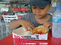 Reaksi Polos Pemulung Cilik Saat Pertama Kali Makan di KFC