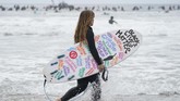 Penghormatan Para Surfer untuk George Floyd Surfers participate in a paddle out ceremony at
