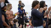 Penghormatan Para Surfer untuk George Floyd Surfers participate in a paddle out ceremony at