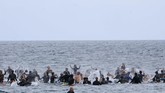 Penghormatan Para Surfer untuk George Floyd A local group of surfers splash the sea during a traditional paddle out ceremony in Hermosa Beach in support of Black Lives Matter over the death of George Floyd, in Los Angeles on Friday June 5, 2020. Floyd, a black man, died after he was restrained by Minneapolis police on May 25. (AP Photo/Richard Vogel)