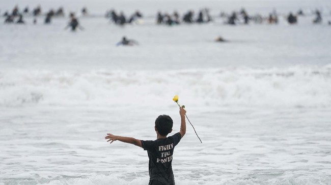 FOTO: Penghormatan Para Peselancar untuk George Floyd