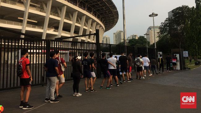 Antre Cuci Tangan Warga Padati Gerbang Masuk Gbk