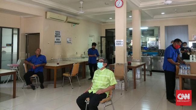 PSBB Transisi, Warga Mulai Jajal Makan di Restoran Rumah Makan Padang Kebayoran Baru di Gandaria, Jakarta Selatan.