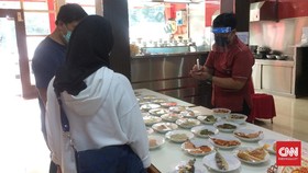 Menengok Protokol Kesehatan di Rumah Makan Padang Saat PSBB