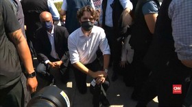 VIDEO: Aksi Berlutut Justin Trudeau di Tengah Unjuk Rasa