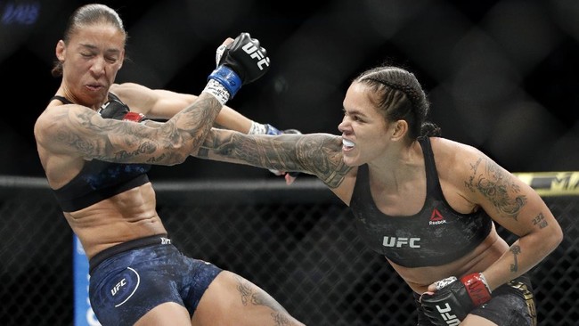 Peringkat pertama kelas bantam putri UFC, Germaine de Randamie menang lewat kuncian atas Julianna Pena dalam UFC Fight Island 4, Minggu (4/10) WIB.