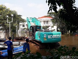 Rob Masih Rendam Kompleks Pantai Mutiara, TNI-Polri Bantu Perbaiki Tanggul