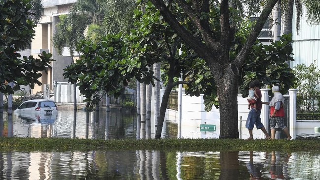 FOTO: Banjir Rob Rendam Perumahan Elite di Jakarta Utara