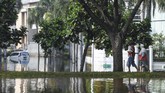 BANJIR ROB PANTAI MUTIARA Warga melintas di Kompleks Pantai Mutiara yang tergenang banjir rob di Penjaringan, Jakarta, Minggu (7/6/2020). Banjir di kawasan tersebut diduga akibat adanya tanggul yang jebol saat naiknya permukaan air laut di pesisir utara Jakarta. ANTARA FOTO/Hafidz Mubarak A/foc.