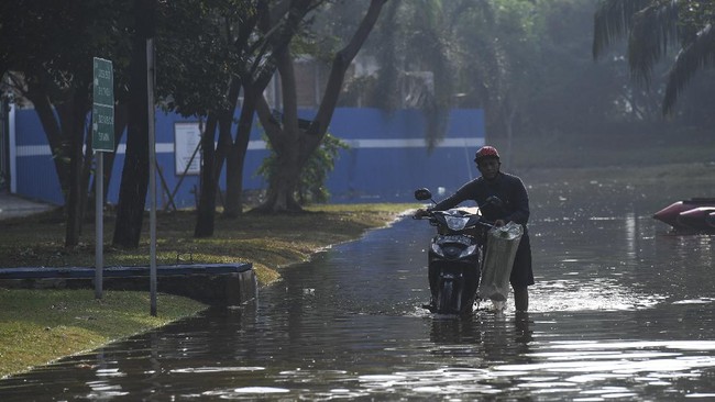 Hujan deras yang mengguyur Jakarta, Kamis (13/8), menyebabkan banjir merendam 3 RT dan 6 ruas jalan dengan ketinggian bervariasi.