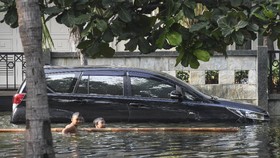 Kiat 'Nyetir' Mobil Melintasi Genangan Air