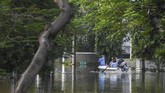 BANJIR ROB PANTAI MUTIARA Warga menggunakan perahu untuk melintasi banjir rob di Kompleks Pantai Mutiara, Penjaringan, Jakarta, Minggu (7/6/2020). Banjir di kawasan tersebut diduga akibat adanya tanggul yang jebol saat naiknya permukaan air laut di pesisir utara Jakarta. ANTARA FOTO/Hafidz Mubarak A/foc.
