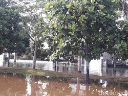 Akses Jalan Raya Pluit Masih Tergenang Banjir Rob
