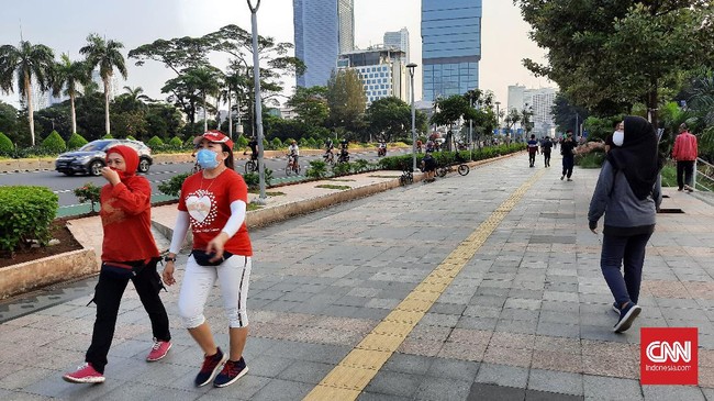 Warga memadati area di sepanjang Jalan Sudirman-Thamrin meski area tersebut belum Bebas Kendaraan Bermotor.
