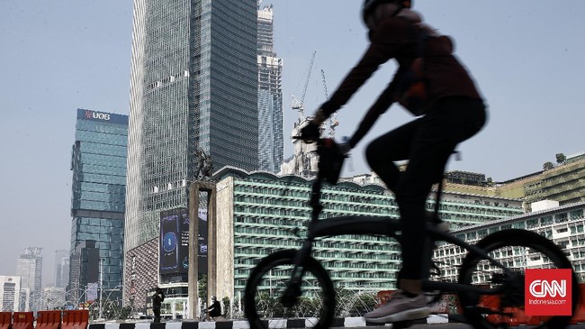 Warga memadati area car free day (CFD) di sepanjang jalan Sudirman hingga Thamrin, Jakarta Pusat meski secara resmi area tersebut belum bebas kendaraan bermotor di masa transisi Pembatasan Sosial Berskala Besar (PSBB) Jakarta, warga mayoritas  berolahraga sepeda. Minggu (7/6/2020). CNN Indonesia/Andry Novelino