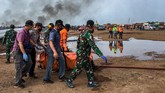 HELIKOPTER JATUH DI KENDAL Petugas gabungan mengevakuasi jenazah dari sebuah helikopter yang jatuh di Kawasan Industri Kendal (KIK), Kabupaten Kendal, Jawa Tengah, Sabtu (6/6/2020). Belum diketahui penyebab jatuhnya helikopter jenis MI-17 bernomor registrasi HA 5141 milik TNI-AD yang mengakibatkan empat awak tewas dan lima awak lainnya dilarikan ke rumah sakit. ANTARA FOTO/Wawan Hadi/ast/WSJ.
