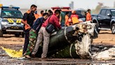 HELIKOPTER JATUH DI KENDAL Petugas gabungan memeriksa bagian puing helikopter yang jatuh di Kawasan Industri Kendal (KIK), Kabupaten Kendal, Jawa Tengah, Sabtu (6/6/2020). Belum diketahui penyebab jatuhnya helikopter jenis MI-17 bernomor registrasi HA 5141 milik TNI-AD yang mengakibatkan empat awak tewas dan lima awak lainnya dilarikan ke rumah sakit. ANTARA FOTO/Aji Styawan/WSJ.