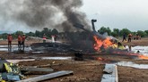 HELIKOPTER JATUH DI KENDAL Petugas berupaya memadamkan api dari sebuah helikopter yang jatuh di Kawasan Industri Kendal (KIK), Kabupaten Kendal, Jawa Tengah, Sabtu (6/6/2020). Belum diketahui penyebab jatuhnya helikopter jenis MI-17 bernomor registrasi HA 5141 milik TNI-AD yang mengakibatkan empat awak tewas dan lima awak lainnya dilarikan ke rumah sakit. ANTARA FOTO/Wawan Hadi/ast/WSJ.