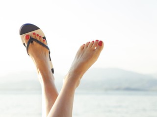 Sandal Flat Kamu Banyak yang Polos? Ini Alternatif Model Coquette dan Berwarna Gold