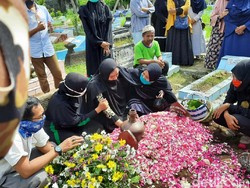 Pelukan Istri di Pusara Kapten Fredy Korban Heli Jatuh di Kendal