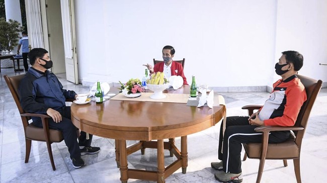 Presiden Jokowi meminta Kapolri dan Panglima TNI agar tak segan membubarkan kerumunan yang melanggar protokol kesehatan selama pandemi.