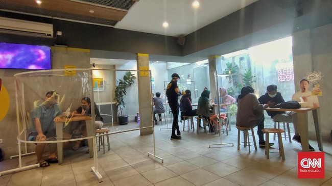 Larangan mengundang artis terkenal di kafe guna menghindari kerumunan massa di tengah pandemi virus corona.