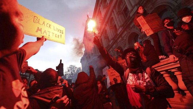 FOTO: Aksi Demo Atas Kematian George Floyd Digelar di Eropa