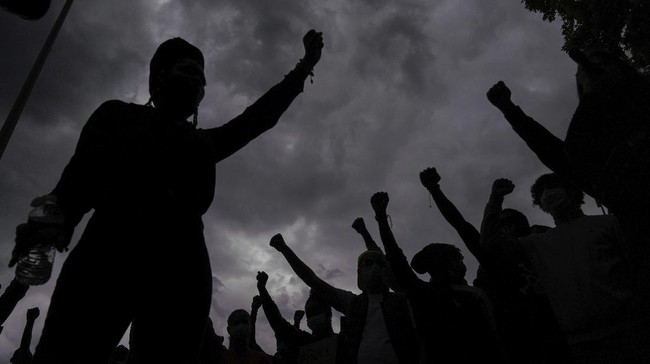 Ribuan orang menggelar aksi solidaritas menuntut keadilan atas pemenggalan guru sejarah di Prancis, Samuel Paty.