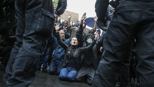 Demo Usai Polisi AS Tembak Warga Kulit Hitam Berujung Ricuh Aksi demo di Minnesota, AS dipicu penembakan warga kulit hitam berujung bentrok dengan aparat kepolisian.