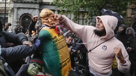 Sayap Kanan Bentrok dengan Pedemo Bela Floyd di London