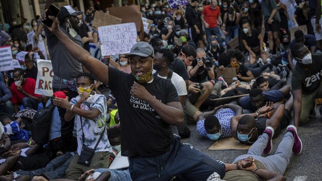 Demonstrators gather in front the American embassy in Madrid, Spain, Sunday, June 7, 2020 during a demonstration over the death of George Floyd and victims of racial injustice. (AP Photo/Bernat Armangue)