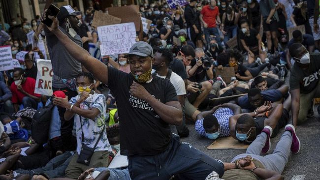 Demonstrators gather in front the American embassy in Madrid, Spain, Sunday, June 7, 2020 during a demonstration over the death of George Floyd and victims of racial injustice. (AP Photo/Bernat Armangue)
