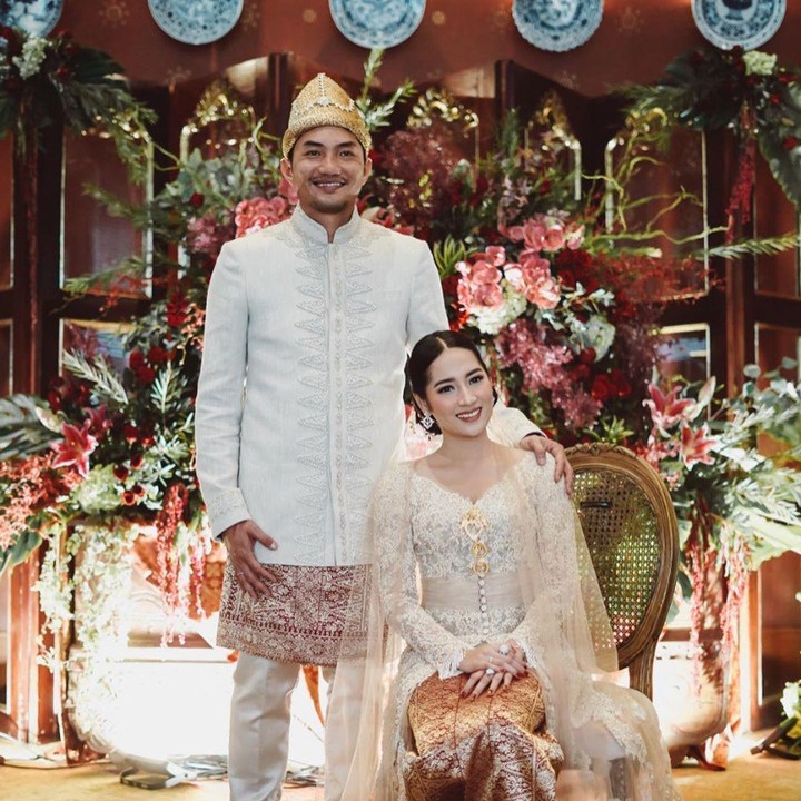 <p>Niken dan Adimaz tampak serasi mengenakan pakaian adat Palembang, Sumatera Selatan. (Foto: Instagram @nikenanjanii)</p>