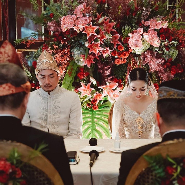 <p>Proses akad nikah Niken dan Adimaz berlangsung dengan khidmat. (Foto: Instagram @nikenanjanii)</p>